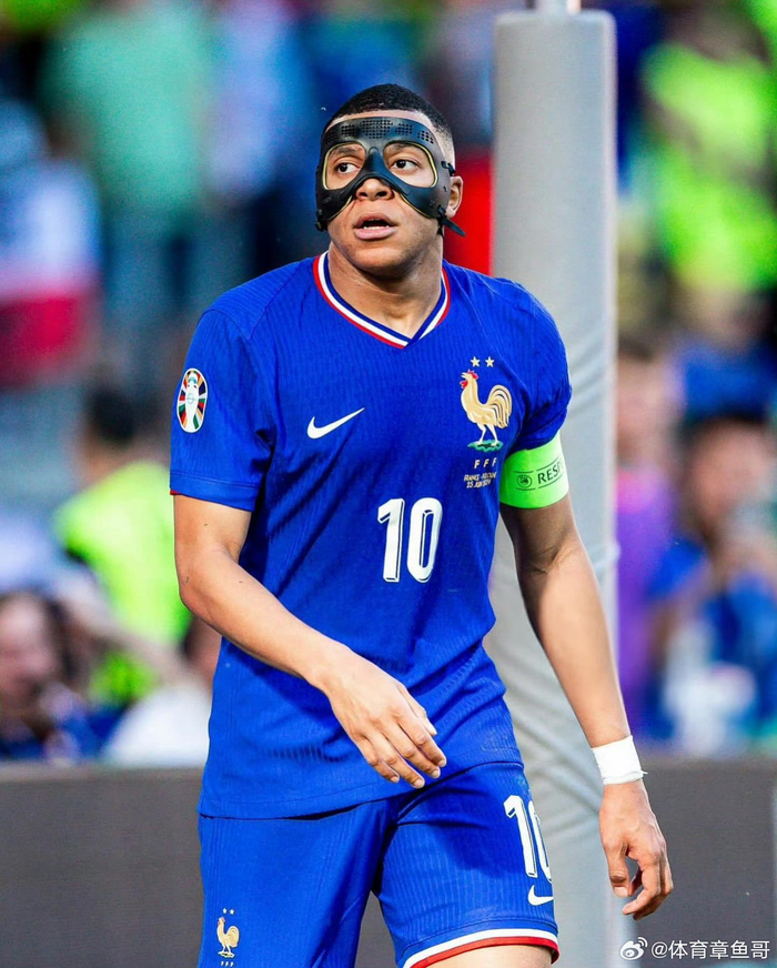 杜普兰蒂斯、特博戈两名巴黎奥运会金牌得主为摩纳哥vs巴黎开球（巴黎奥运金牌得主杜普兰蒂斯、特博戈为摩纳哥对巴黎比赛开球）