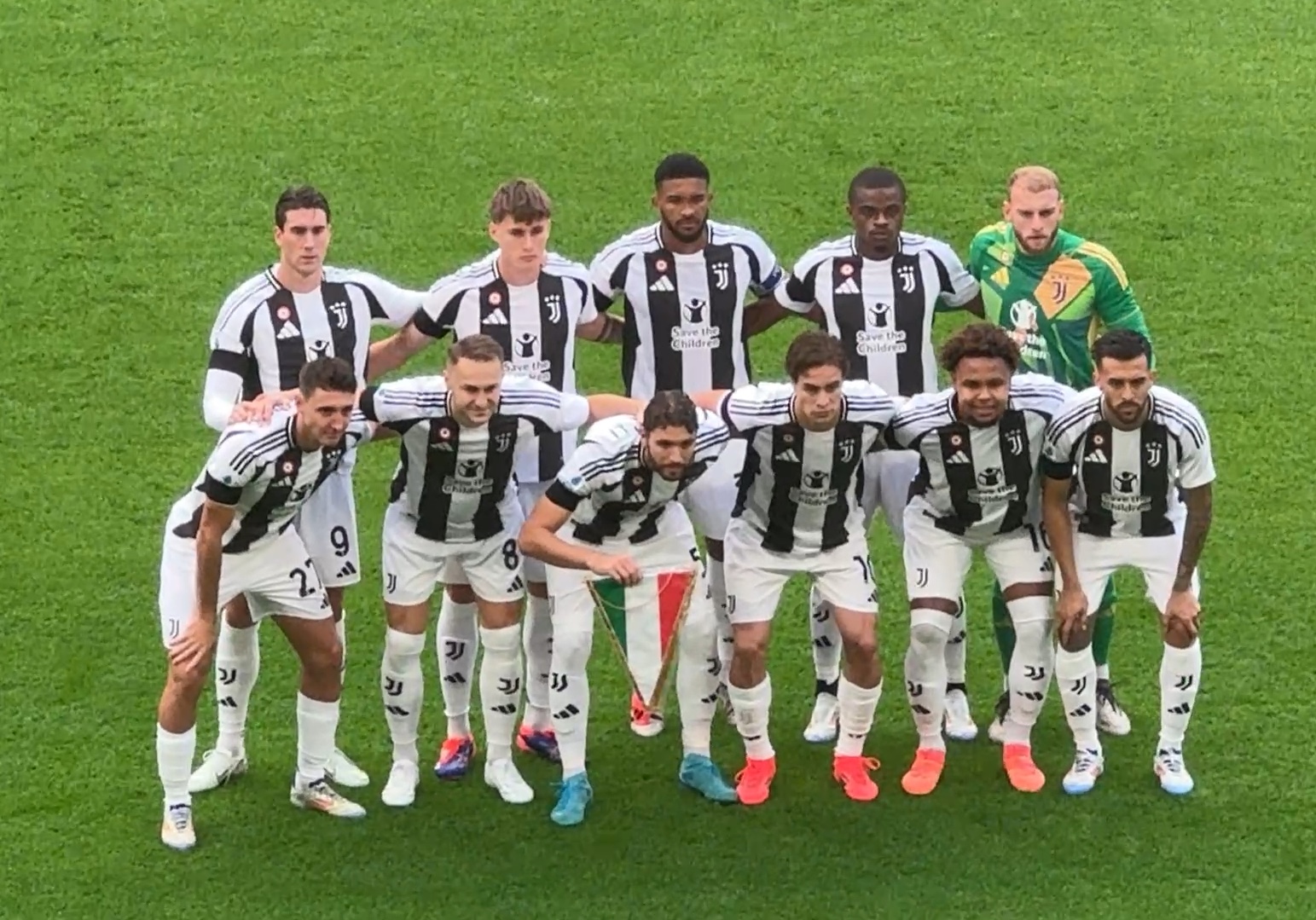 从手足无措到游刃有余，齐达内在公园学着踢毽子（齐达内在公园练踢毽子，从生疏到娴熟）