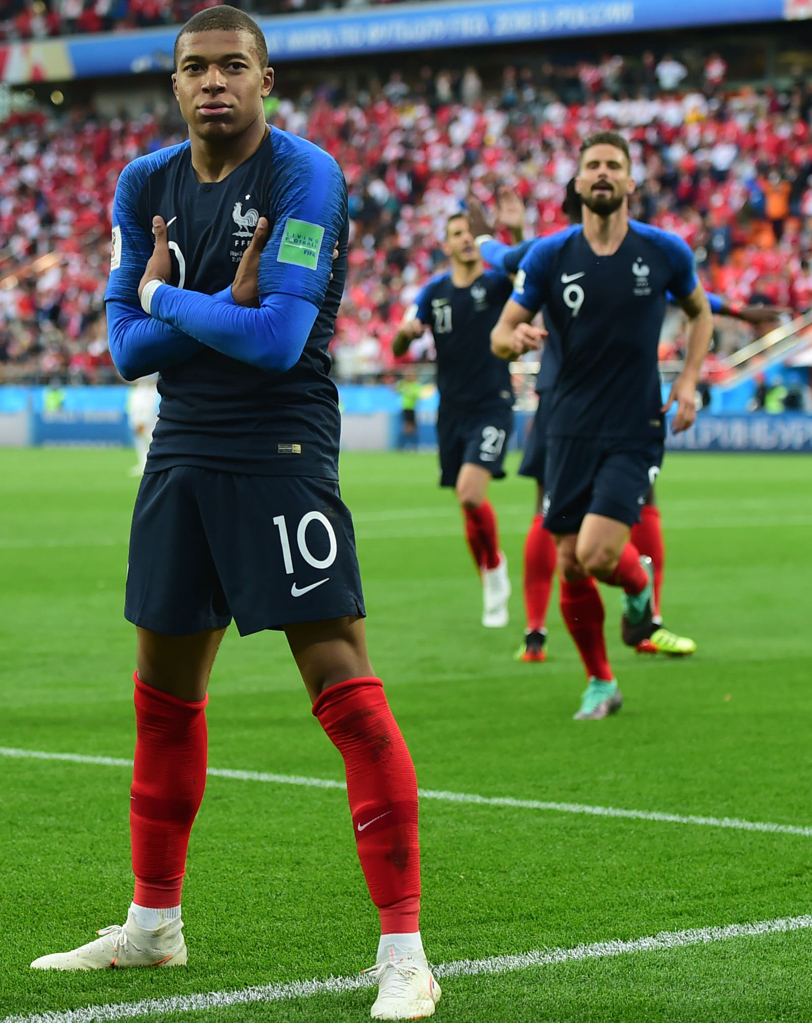 戴维对乌迪内斯的进球被吹越位，但VAR划线似乎存在问题（戴维对阵乌迪内斯进球被判越位，VAR划线判定存疑）