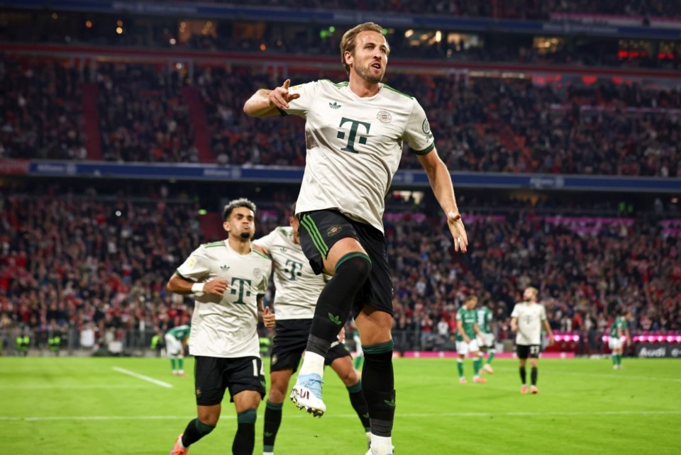 自己给自己颁奖！特朗普获首届FIFA和平奖 因凡蒂诺抛出争议言论（被指“自我加冕”，特朗普摘得首届FIFA和平奖，因凡蒂诺言论引发争议）