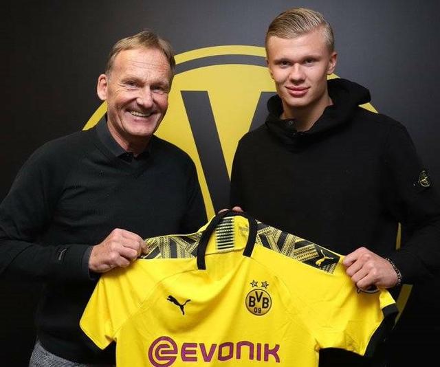 太阳报：英乙球迷在看台上发病，直升机降落在球场里进行急救（英乙看台球迷突发疾病，直升机入场紧急救援）