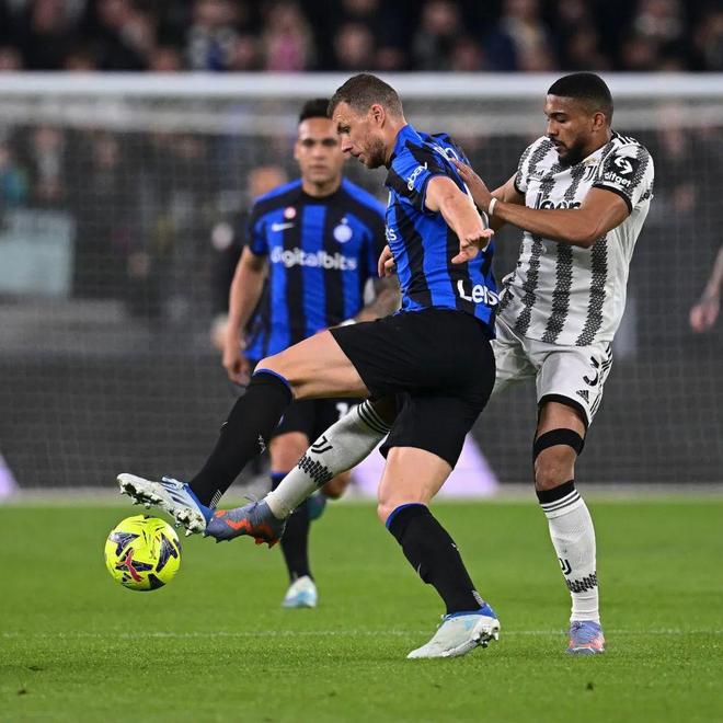 欧文突破防守助攻制胜（欧文突破撕防助攻锁定胜局）